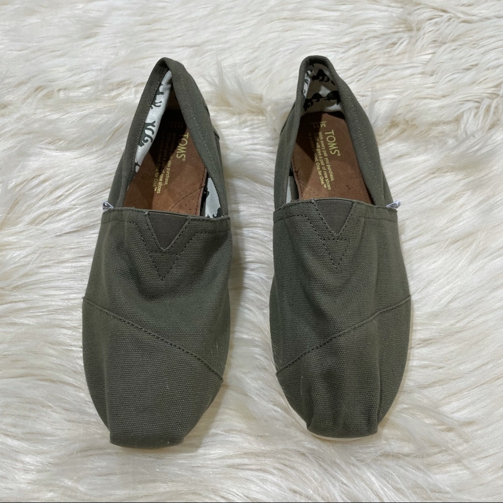 NWOT Toms shoes size 11